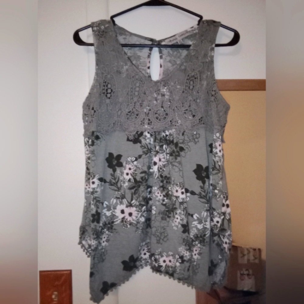 Absolutely Famous Brand, New Floral Sleeveless Blouse,medium